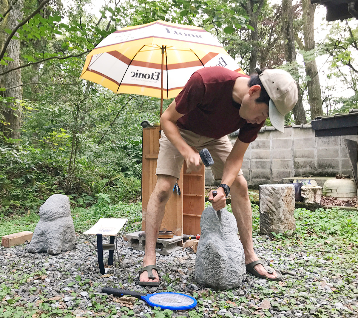 宮谷石を素材に狛犬を彫る作家  