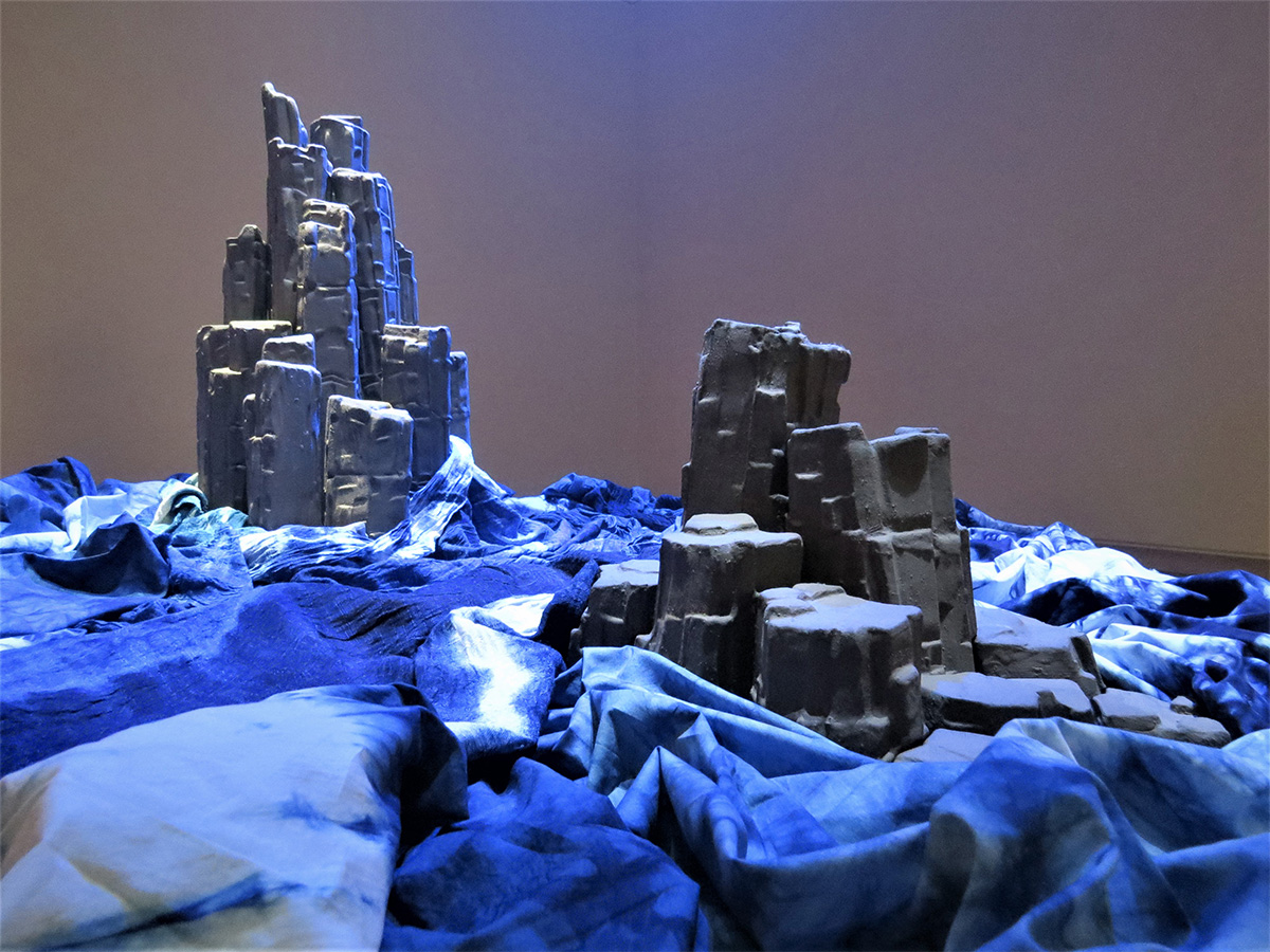 大森 正人「彩土文面作群 東尋坊」2021年