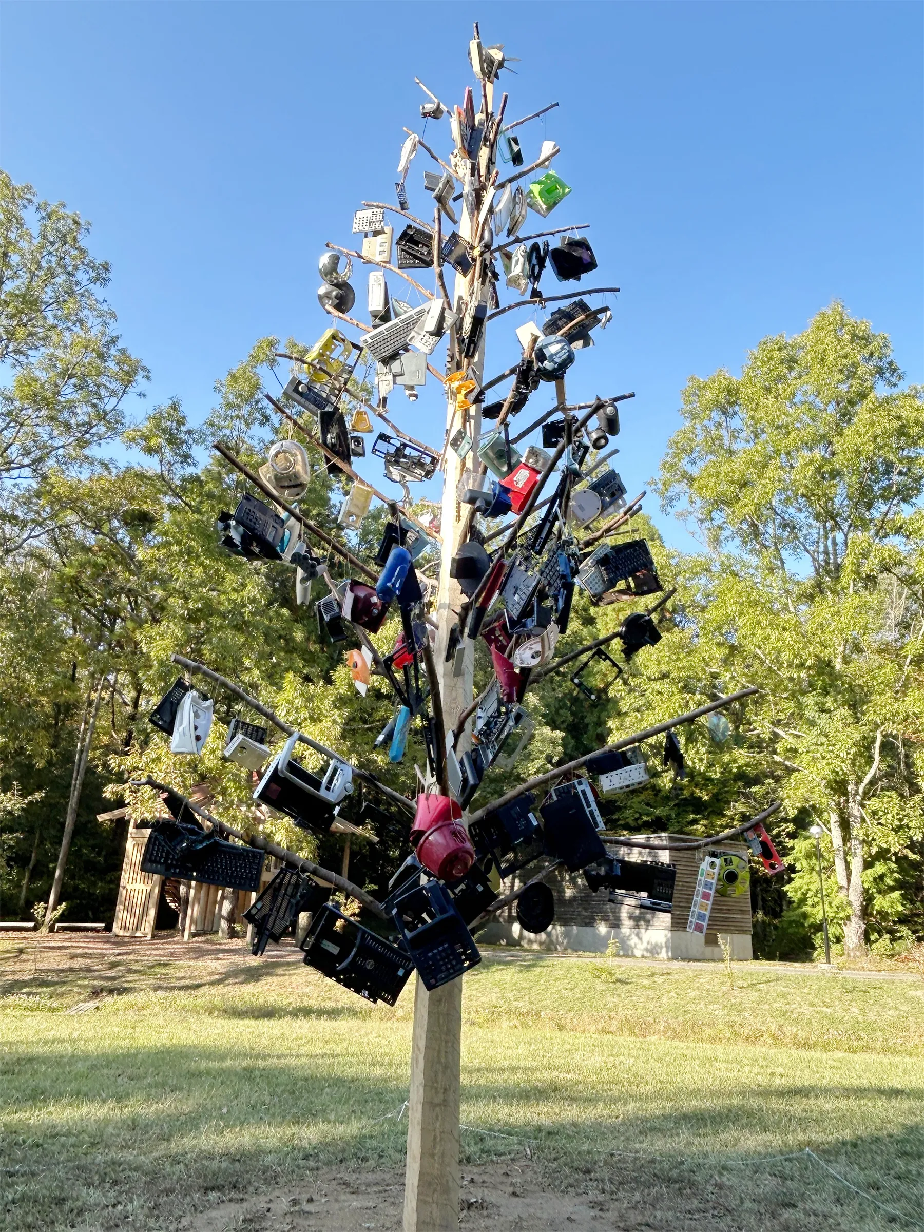 「E-waste tree」 /長坂 真護